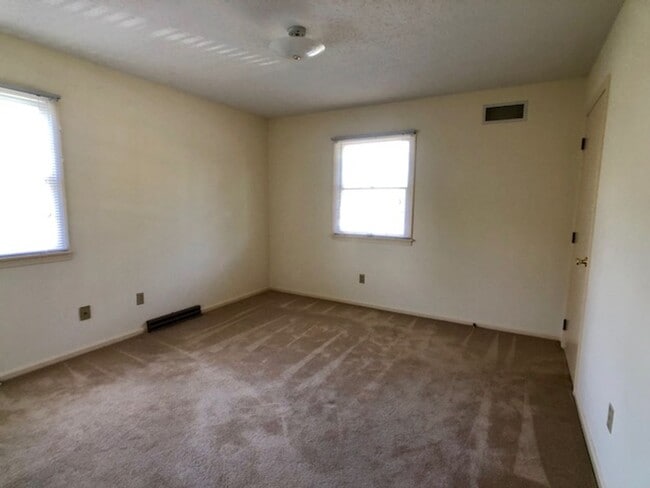 Building Photo - EXCEPTIONAL 2 Bedroom, 1 1/2 Bath Duplex Available!