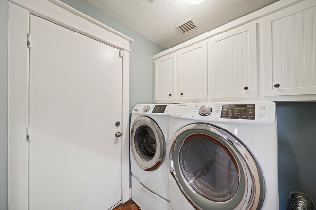 Building Photo - 513 W 22nd St