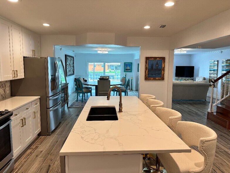 Building Photo - 8733 Bay Pointe Dr