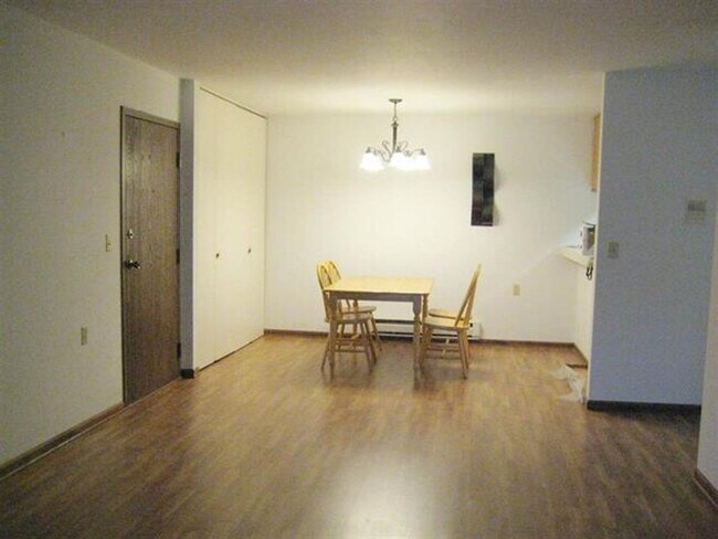 Building Photo - Spacious 2 bed 1 bathroom Condominium