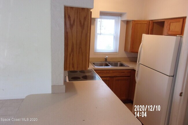 Building Photo - 220 Columbia Dr