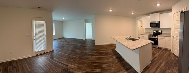 Building Photo - Caffee sub-division, very close to Mercedes plant, one level 4 Bedroom/2 Bath 1774 sqft