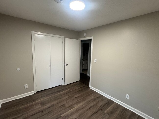 Building Photo - Forest Hills Home