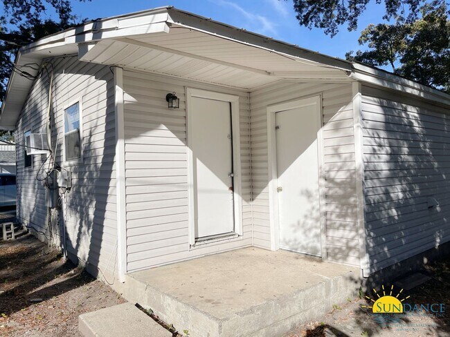 Building Photo - Quaint 2 Bedroom Unit in Fort Walton Beach!