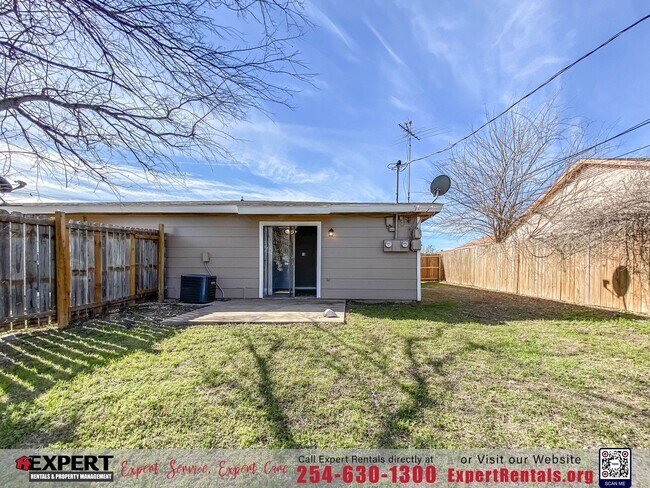 Building Photo - 2 bedroom/ 1 bath with one car garage.