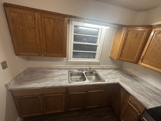 Building Photo - 717 Melrose Ave