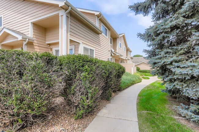 Building Photo - Check out this 2 bed 3 1/2 bath NOW!