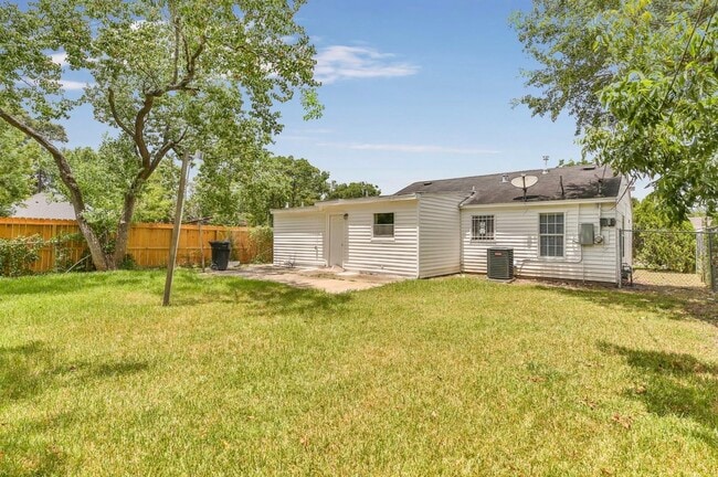 Building Photo - 4902 Pershing St