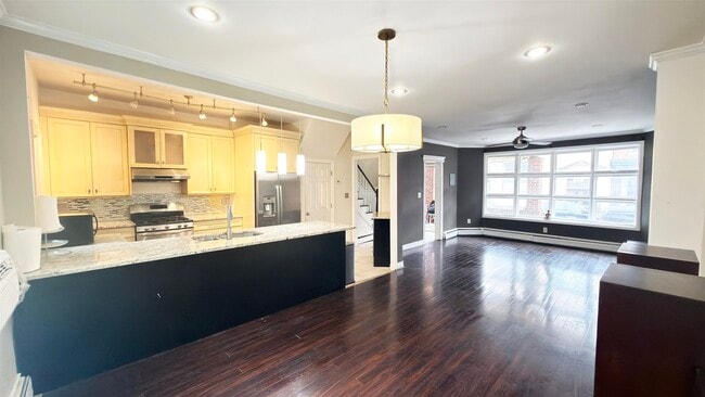 Building Photo - 6013 Buchanan Pl