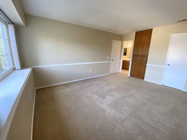 Building Photo - Spacious Townhome in Santee!