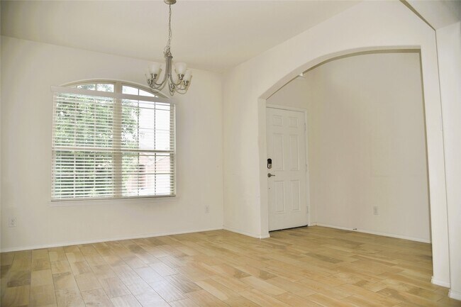 Building Photo - 1405 Acmite Ave