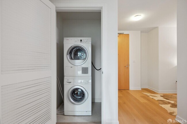 Building Photo - 333 Main St