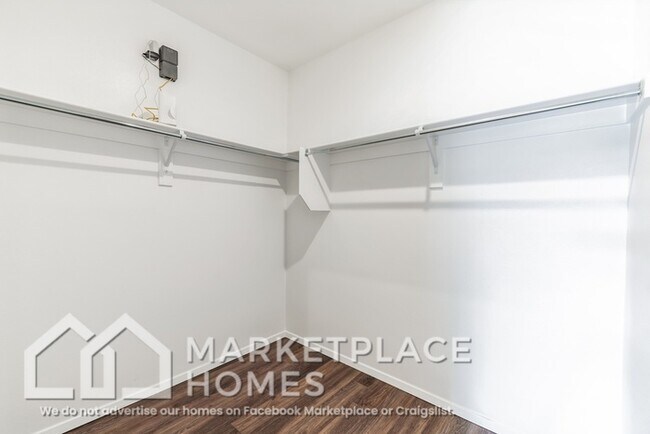 Building Photo - 884 S Brambling Ln