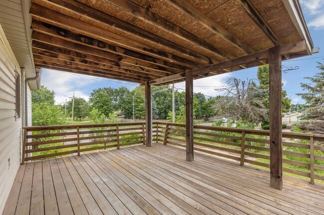 Building Photo - Split-Entry Home in La Vista! This 3-bedro...
