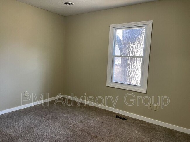 Building Photo - 940 SE Pinecrest Dr