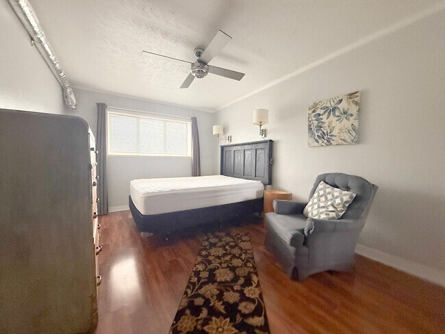 Building Photo - 1045 E 10th St