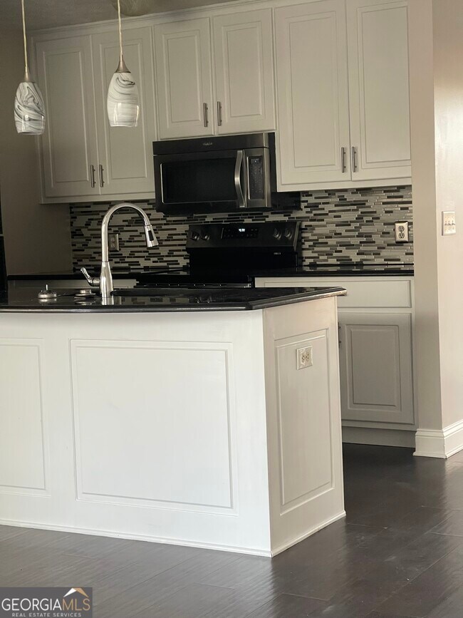 Building Photo - 2880 Florence Dr