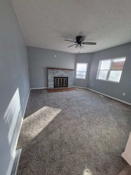 Building Photo - 302 Maple St