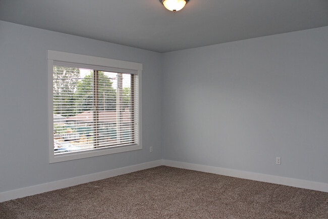 Building Photo - 827 NW Victoria Ave