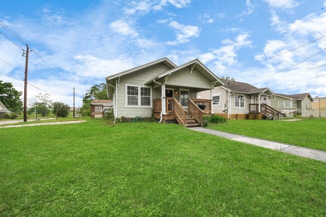 Building Photo - 201 W Pitts Ave