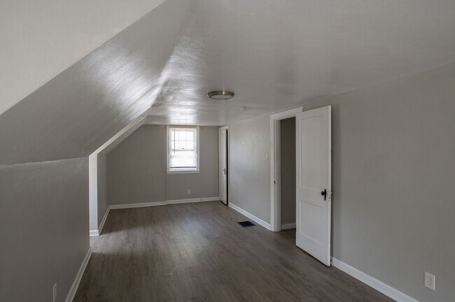 Building Photo - 331 Sandhurst Dr