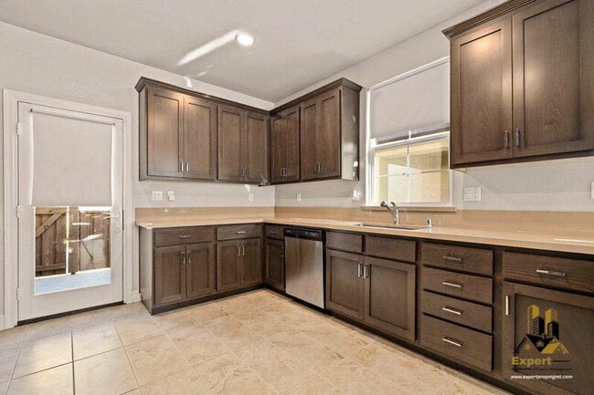 Building Photo - 232 Rochdale St