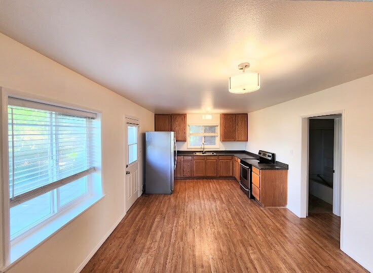 Building Photo - 320 Park Ave