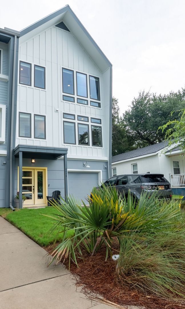 Building Photo - Elevated Lowcountry House!