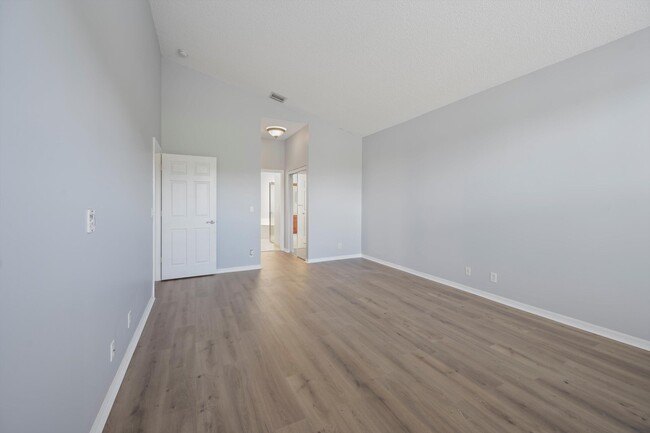 Building Photo - 9520 Lago Dr