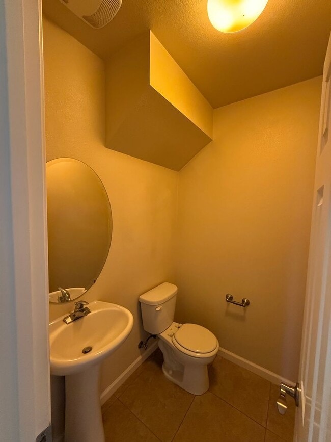 Building Photo - 3-bedroom, 2.5-bathroom townhouse located ...