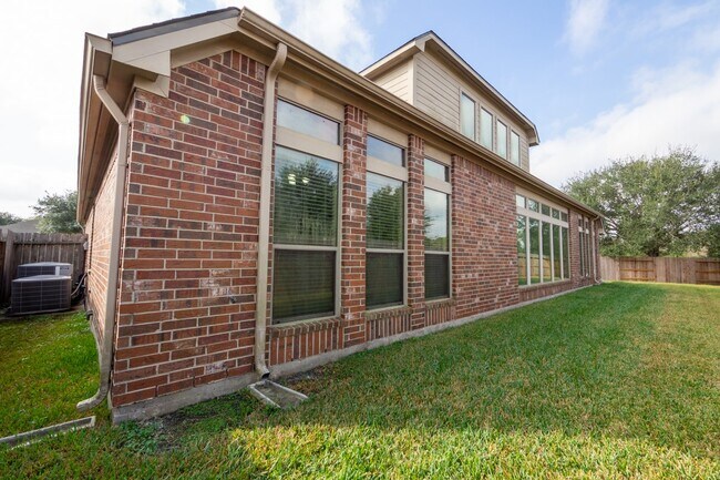 Building Photo - 5211 Belvedere Dr