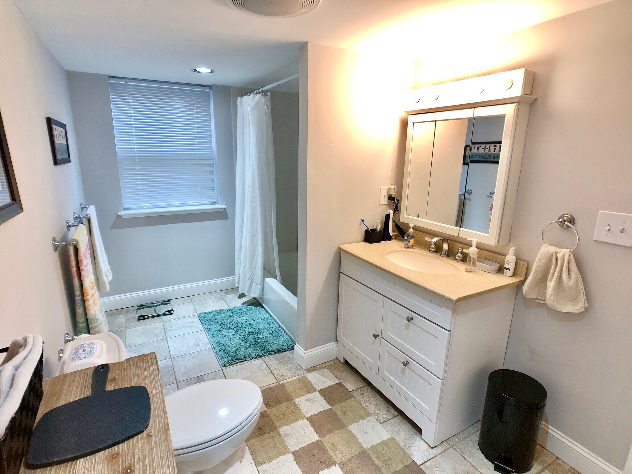 Building Photo - 592 Centre St