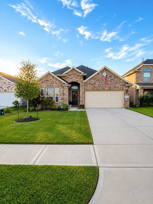 Building Photo - 2405 Village Azalea Dr