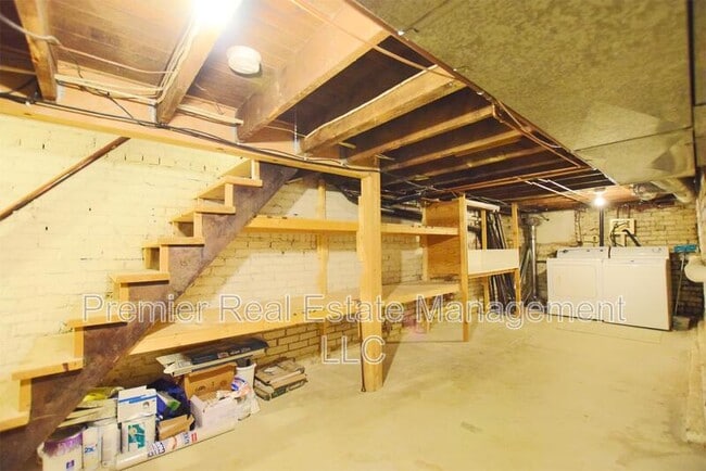 Building Photo - 335 E 7th Ave