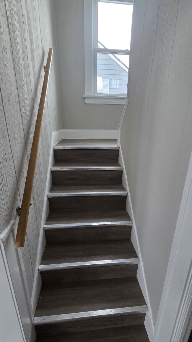 Building Photo - 4 Bedroom 2 Bath - Split Level Single Family Home!