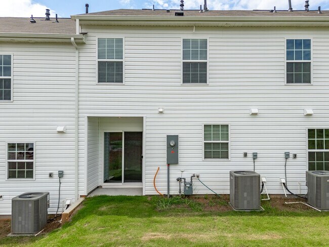 Building Photo - Location Location; 3 BR, 2.5 BA home