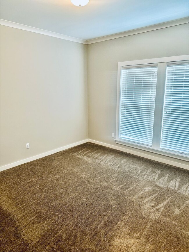 Building Photo - Beautiful Headland Property