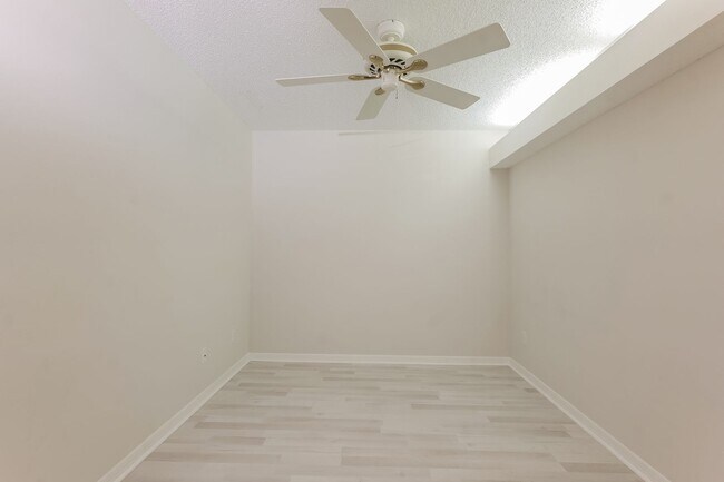 Building Photo - 2 bed + den 2 bath condo, just 2.5 miles from the beach!