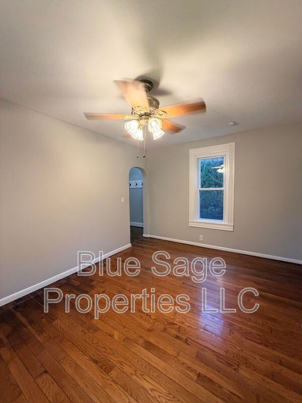 Building Photo - 913 8th Ave