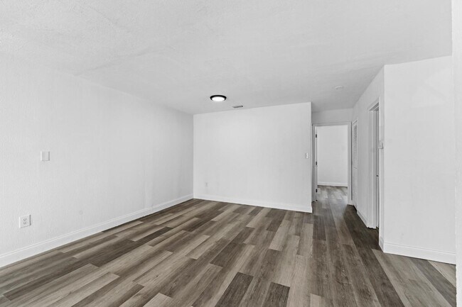 Building Photo - 585 Lindley Terrace