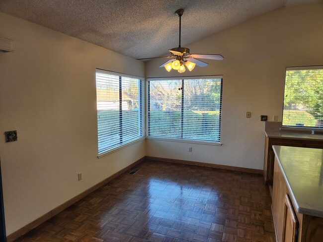 Building Photo - Spacious 4 Bed/2 Bath /1,970 square foot h...