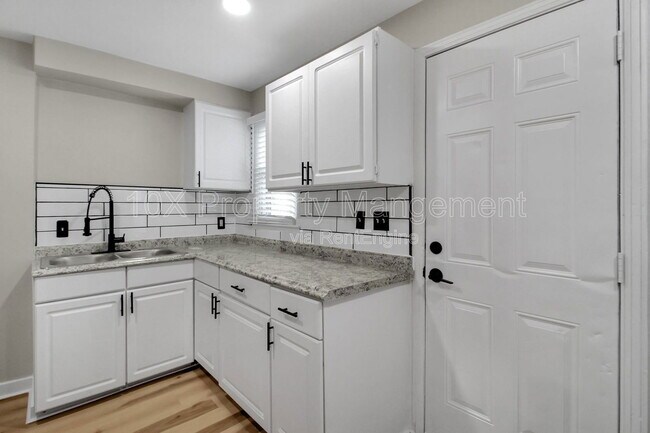 Building Photo - 1045 S James Rd