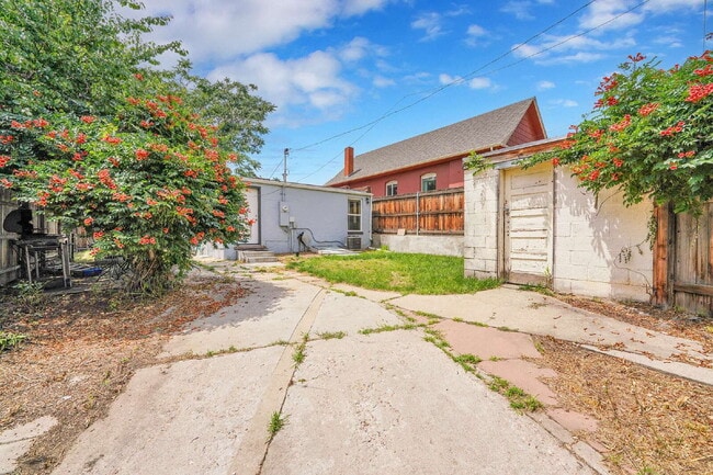Building Photo - $2,395 - 2 Bed, 1 Bath Home in Denver with...