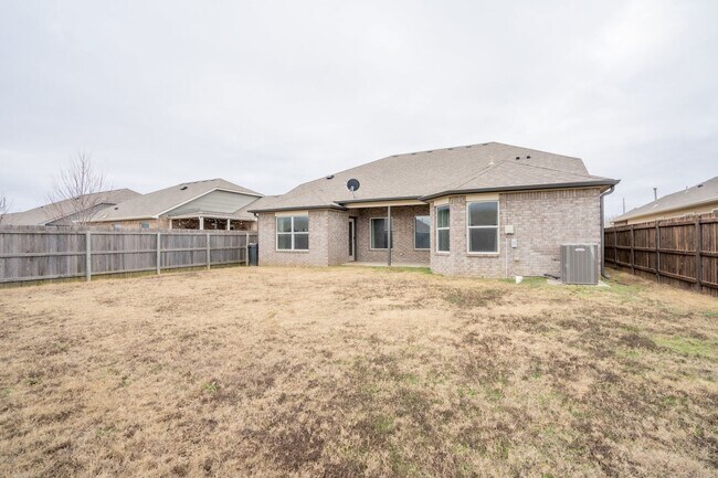 Building Photo - 4 bed/2 bath!