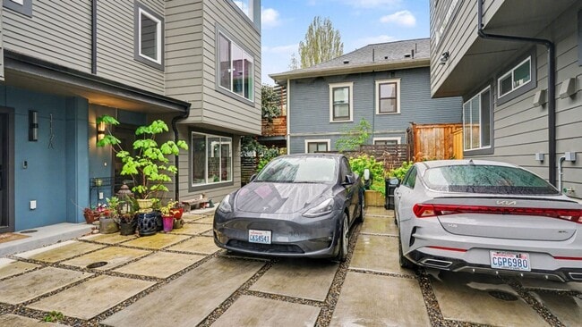 Building Photo - 3Bd/2.25Ba Seattle Townhouse