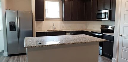 Building Photo - 4925-4927 Sanger Cir Dr