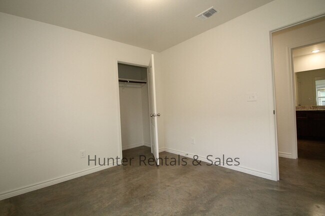 Building Photo - North Killeen 3-Bed Duplex with Modern Tou...