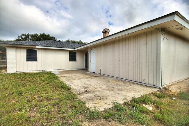 Building Photo - 2202 Saxony Dr