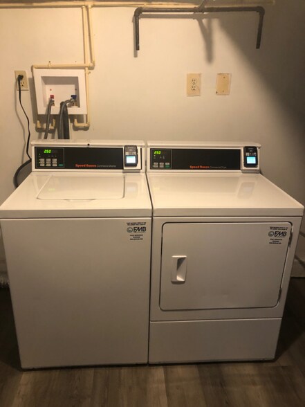 Building Photo - 4101 Fernhill Ave