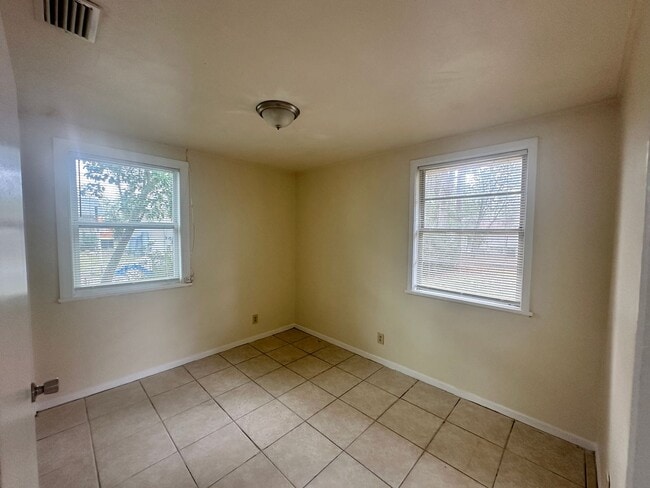 Building Photo - 3 Bedroom Home close to VSU!